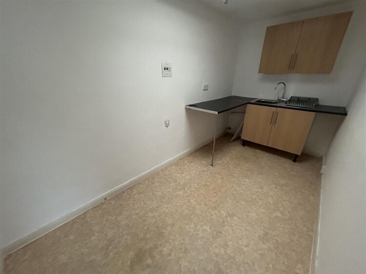 Spacious First Floor Offices with Parking in South Bristol for Rent Photo 8