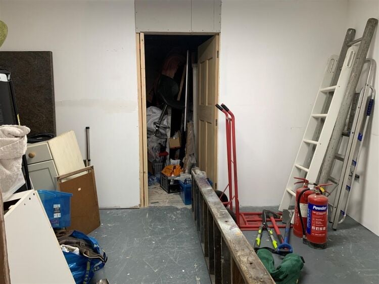 Spacious Light Industrial Unit For Sale - Freehold, Vacant, at Flowers Hill Trading Estate, Bristol Photo 8