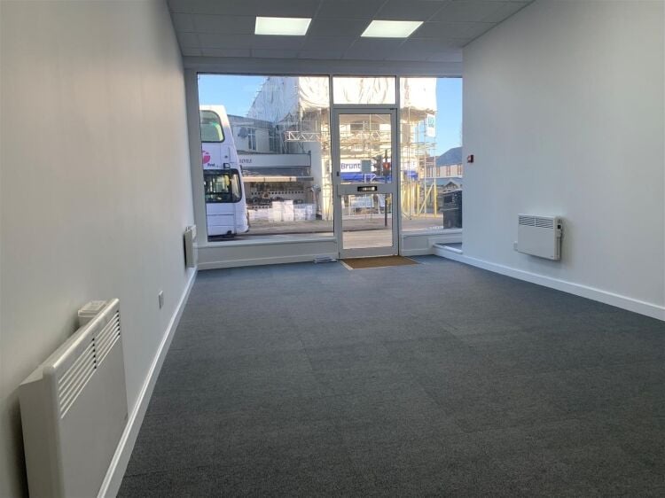 Refurbished Retail Unit in Bristol Offering Versatile 427 sq ft Space Photo 8
