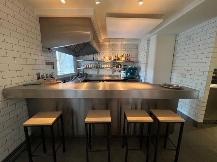Fully Equipped Restaurant with Spacious Kitchens and Offices for Rent in Bristol Photo 8