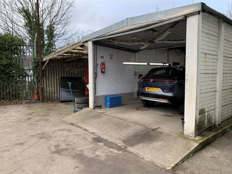 Prime for Redevelopment - Large Industrial Unit in Bristol with 6,284 sq ft Space Photo 8