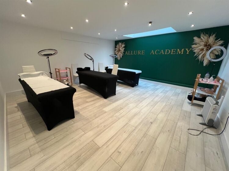 Spacious Shop Unit in Prime Bristol Location Ideal for Diverse Business Uses Photo 8