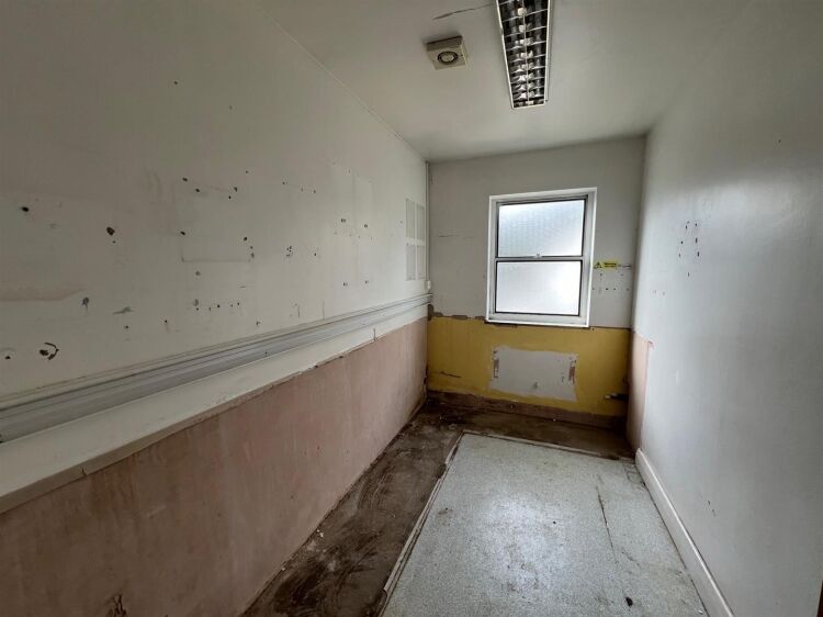 Prime Commercial Property in Bath, Ideal for Medical or Office Use Photo 8