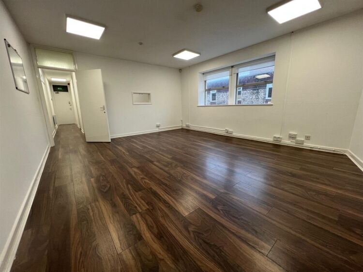 Modern First Floor Commercial Unit for Rent in Bristol, Ideal for Office or Salon Use Photo 8