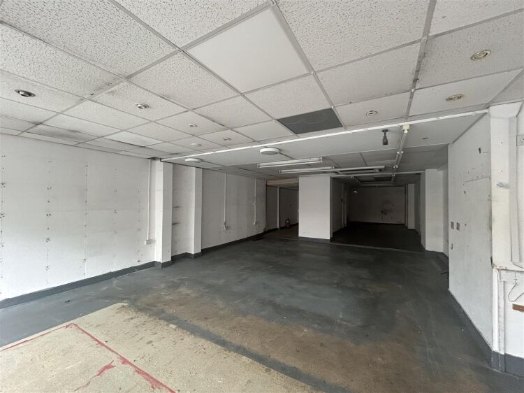 Spacious 1000 ft² Ground Floor Shop with Off-Street Parking to Rent in Bristol Photo 8