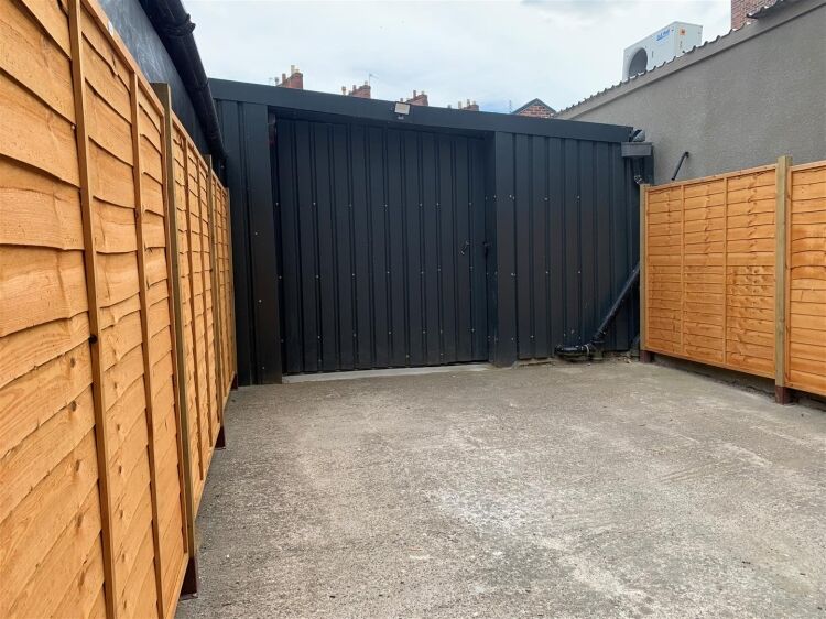 Renovated Workshop/Storage Unit with Secure Parking in Central Bristol Photo 8