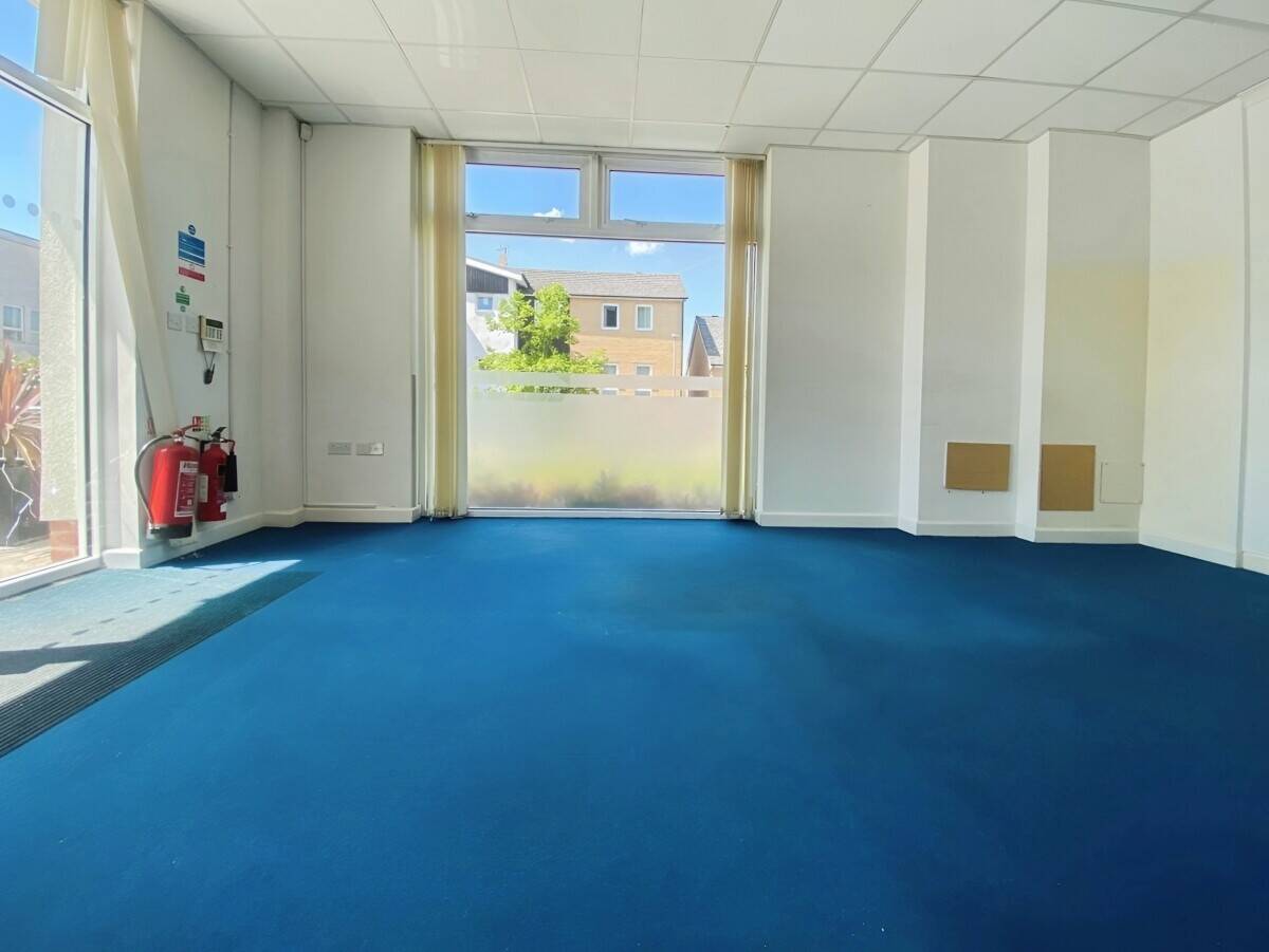 Premises To Let - Kennet Island - E-Class - Ideal for Barber Shop, Nail Bar, Beauty Photo 8