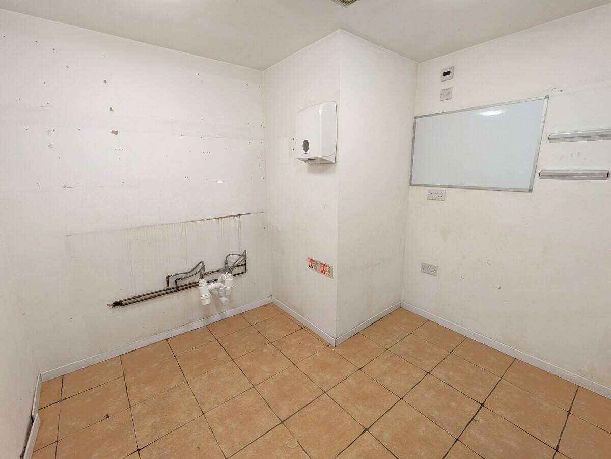Lease Now: A1 Retail Unit in Bustling Cardiff Locale, Perfect for Thriving Businesses Photo 8