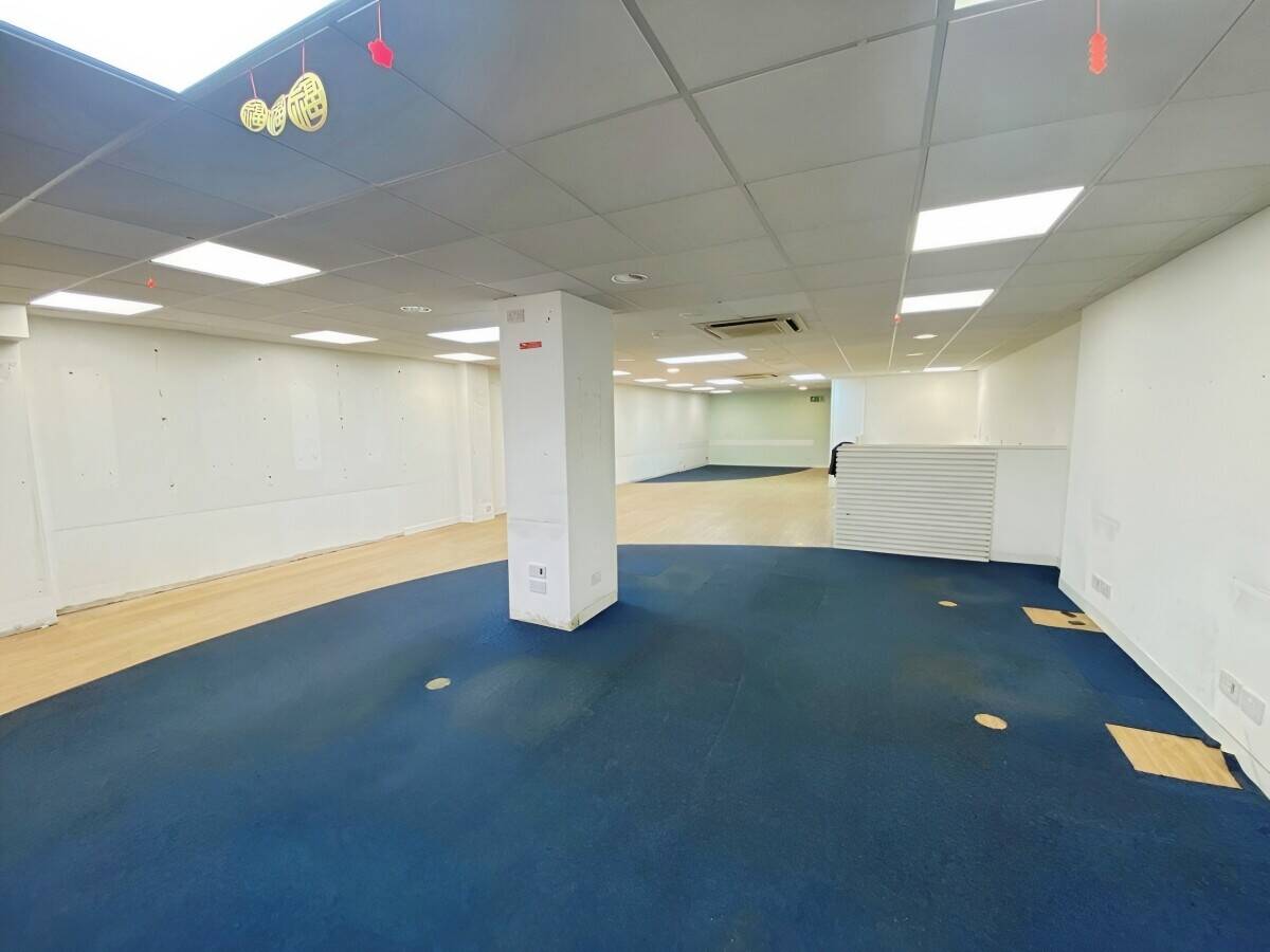 Prime Retail Premises Available for Short-Term Lease in Central Reading Photo 8