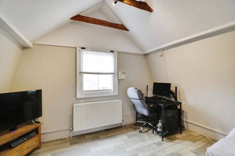 Two-Storey Freehold Commercial Property in Rochford, Essex with 874 sq. ft. of Versatile Space Photo 8