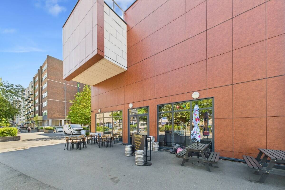Commercial investment property for sale in Southend on Sea Essex with a licensed coffee shop Photo 8
