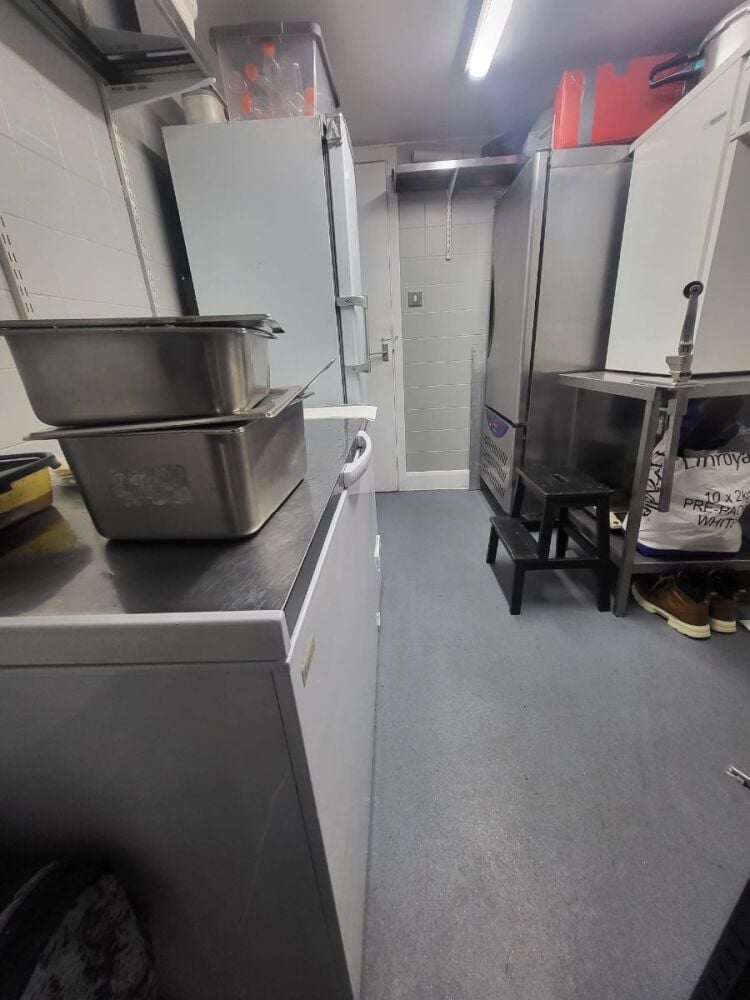 Caribbean restaurant business for sale in Sutton London with modern décor and loyal customer base. Photo 8