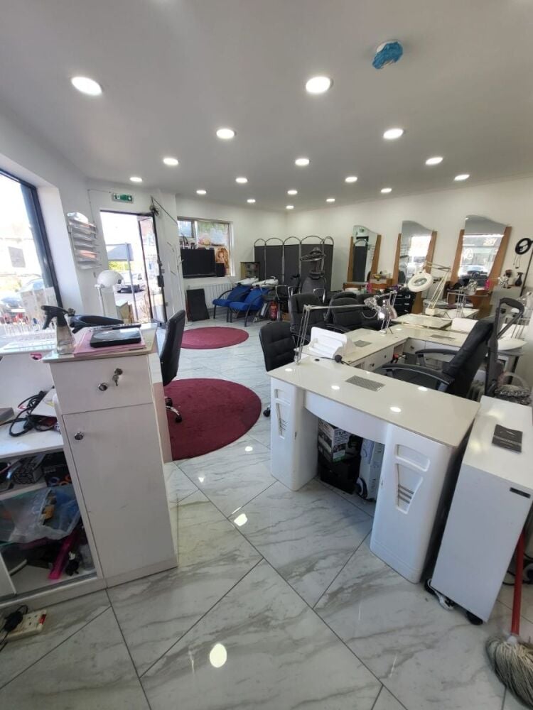 Mixed-use freehold property with 4-bedroom flat in Watford Hertfordshire available for sale Photo 8