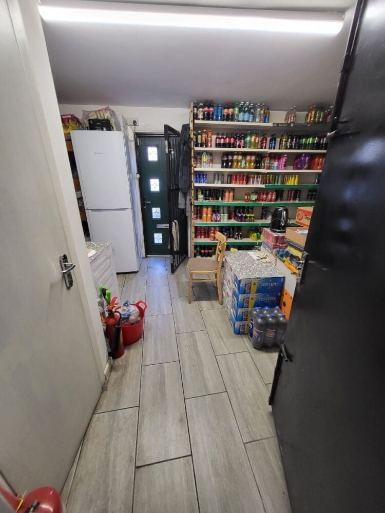 Convenience store and freehold retail unit with residential space in Waltham Cross Hertfordshire Photo 8
