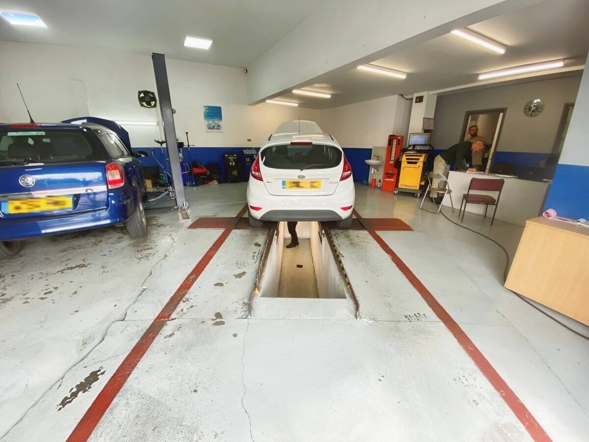 Freehold Mixed-Use Garage and Residential Property in Reading Berkshire Photo 8