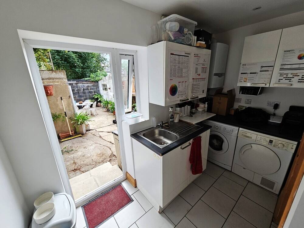Freehold hair salon with two-bedroom flat above in Leigh on Sea Essex Photo 8