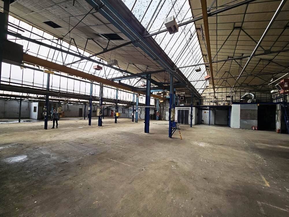 Freehold 16,000 sq.ft industrial premises in Leigh on Sea Essex with mobile crane and offices Photo 8