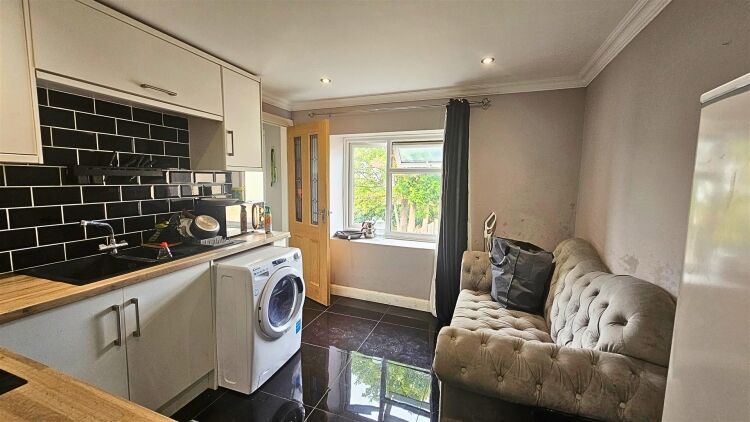 A mixed use property comprising a fully fitted ground floor barber shop and a one bedroom flat above, located on the popular fishponds road. the prope Photo 8
