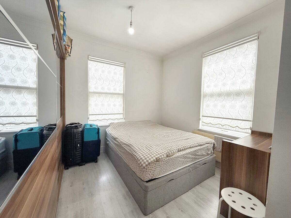 Freehold Semi Commercial Property with 2 Bed Flat for Sale in Acton London Photo 8