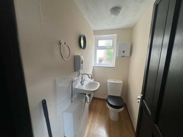 Unique office or studio space in a former chapel located in Bristol with convenient amenities Photo 8