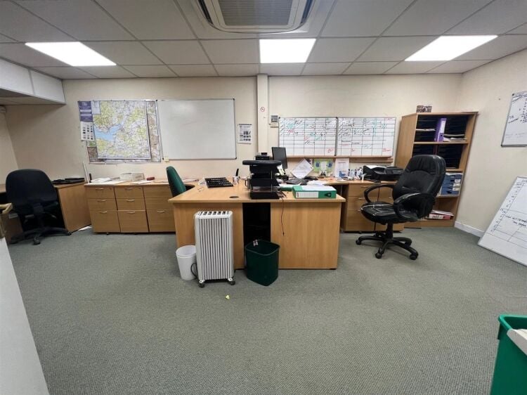 Light industrial unit for sale in Bedminster, Bristol with workshop, office, and storage space Photo 8
