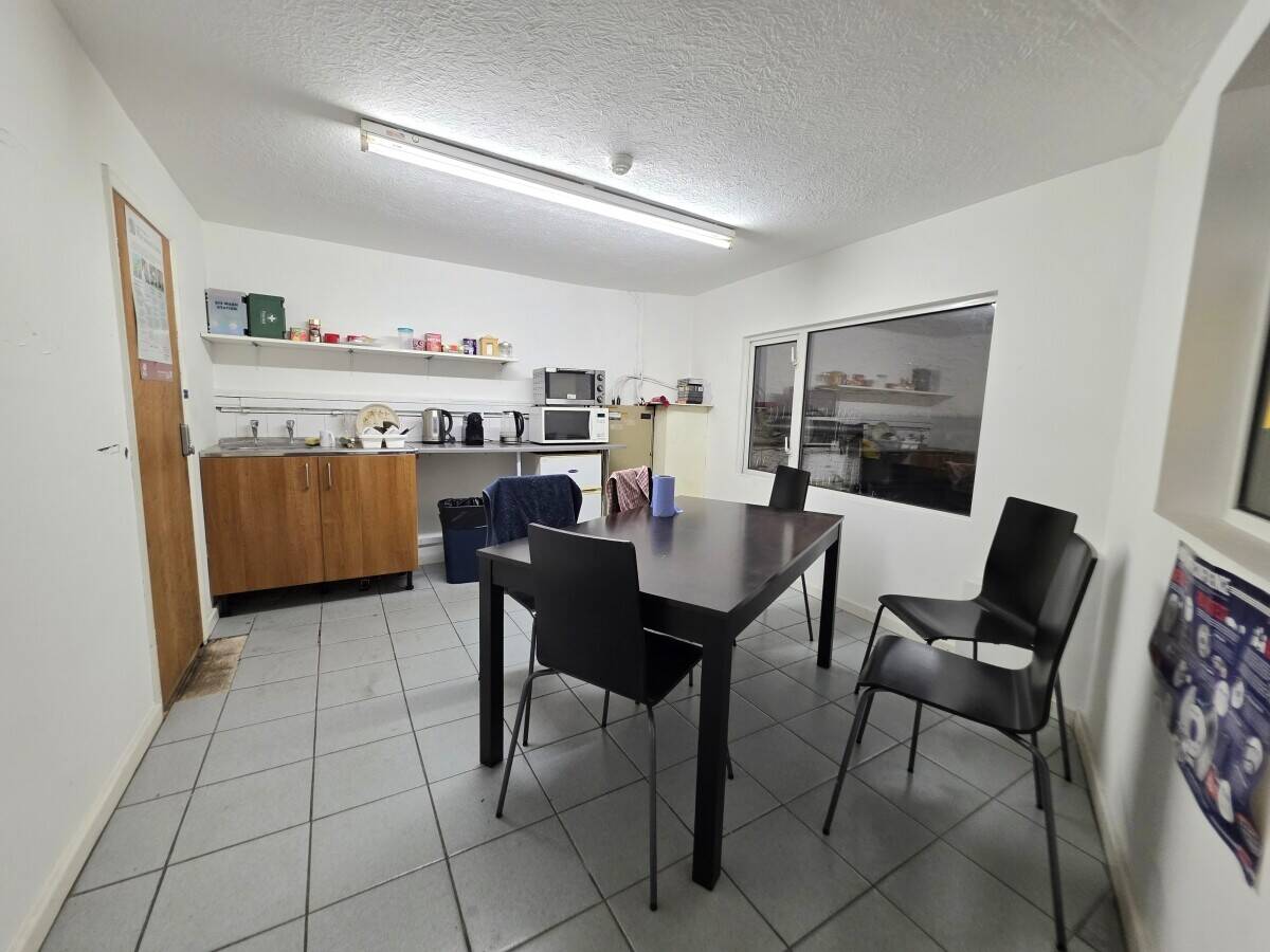 INDUSTRIAL UNIT APPROX. 7,000 SQ. FT. Photo 8
