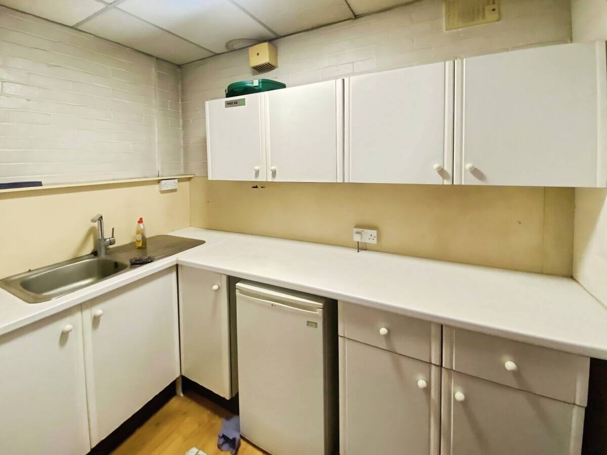 Modern Self-Contained Office with Parking in Reading Berkshire Near Town Centre Photo 8