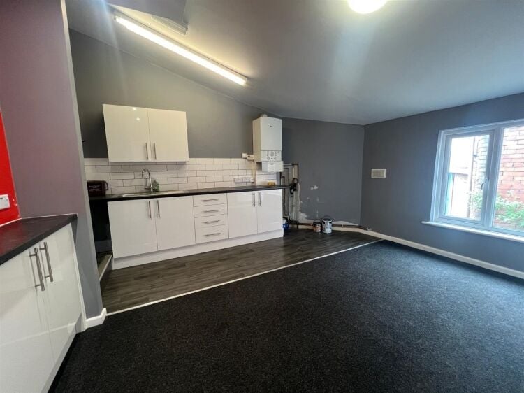 Two-storey office with ground floor workshop in Bristol measuring 3,214 ft² available for lease Photo 8
