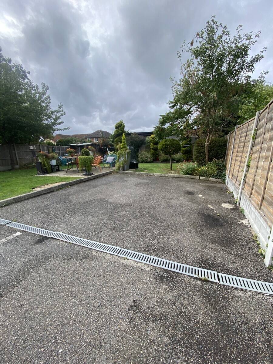 Detached commercial property in Hullbridge Essex with development potential and parking spaces Photo 8