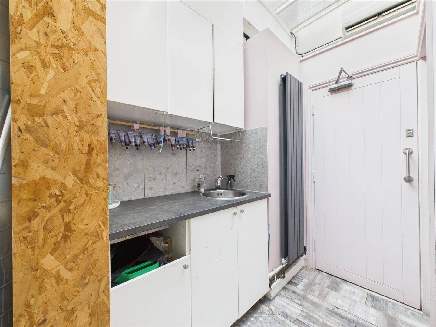 Commercial Unit for Sale in Shoreditch London with Established Hair and Beauty Salon Setup Photo 8