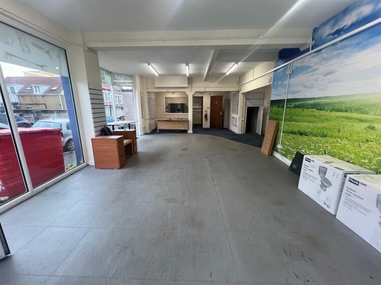 Mixed-use property in Bristol with ground floor shop, workshop, and 2-bedroom flat above Photo 8
