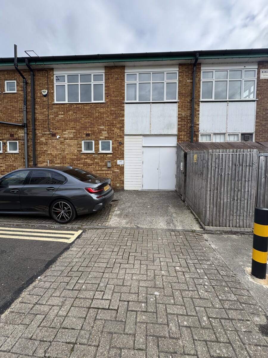 Modern Two-Floor Office Space With Storage in Potters Bar Hertfordshire Near the Station Photo 8