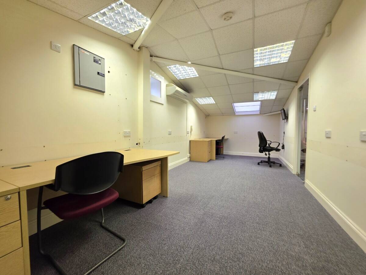 LIGHT INDUSTRAIL UNIT APPROX. 2,493 SQ FT Photo 8