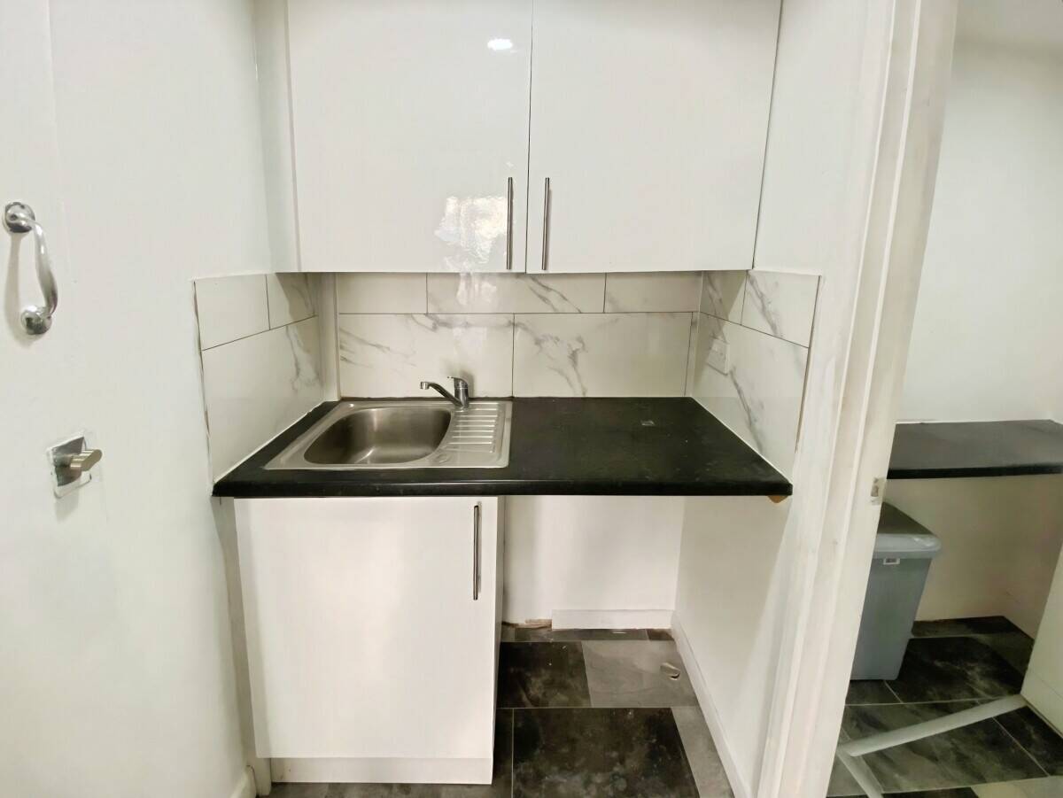 Self-contained E-Class premises of approx. 270 sq.ft (25m²) off busy Caversham Road, Reading Photo 8
