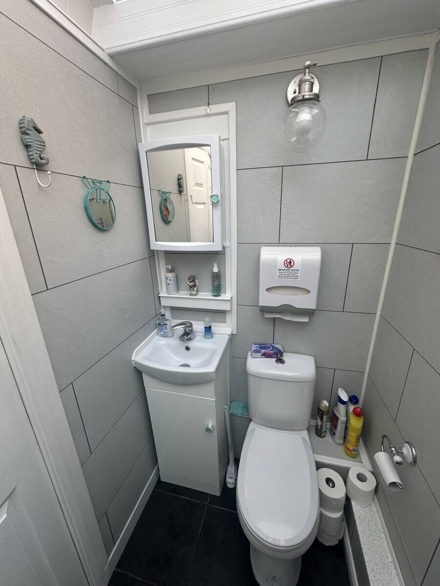 Freehold salon and beauty room with 3 bedroom accommodation in Ashford Kent available for sale Photo 8