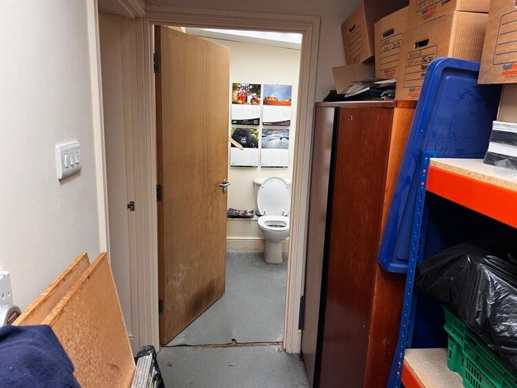 Office suite for sale in Bristol, 550 sq ft open-plan layout in Greenway Farm Business Park Photo 8