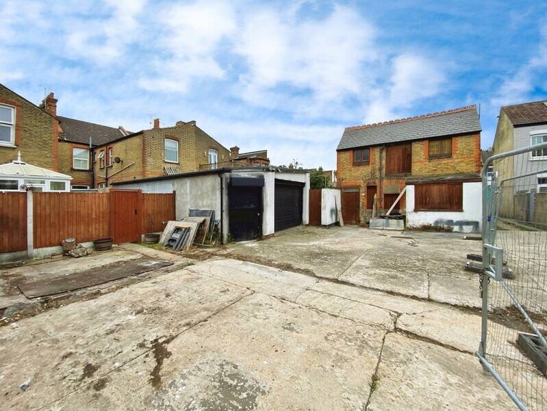 Mixed investment property for sale in Westcliff on Sea Essex with refurbishment potential Photo 8