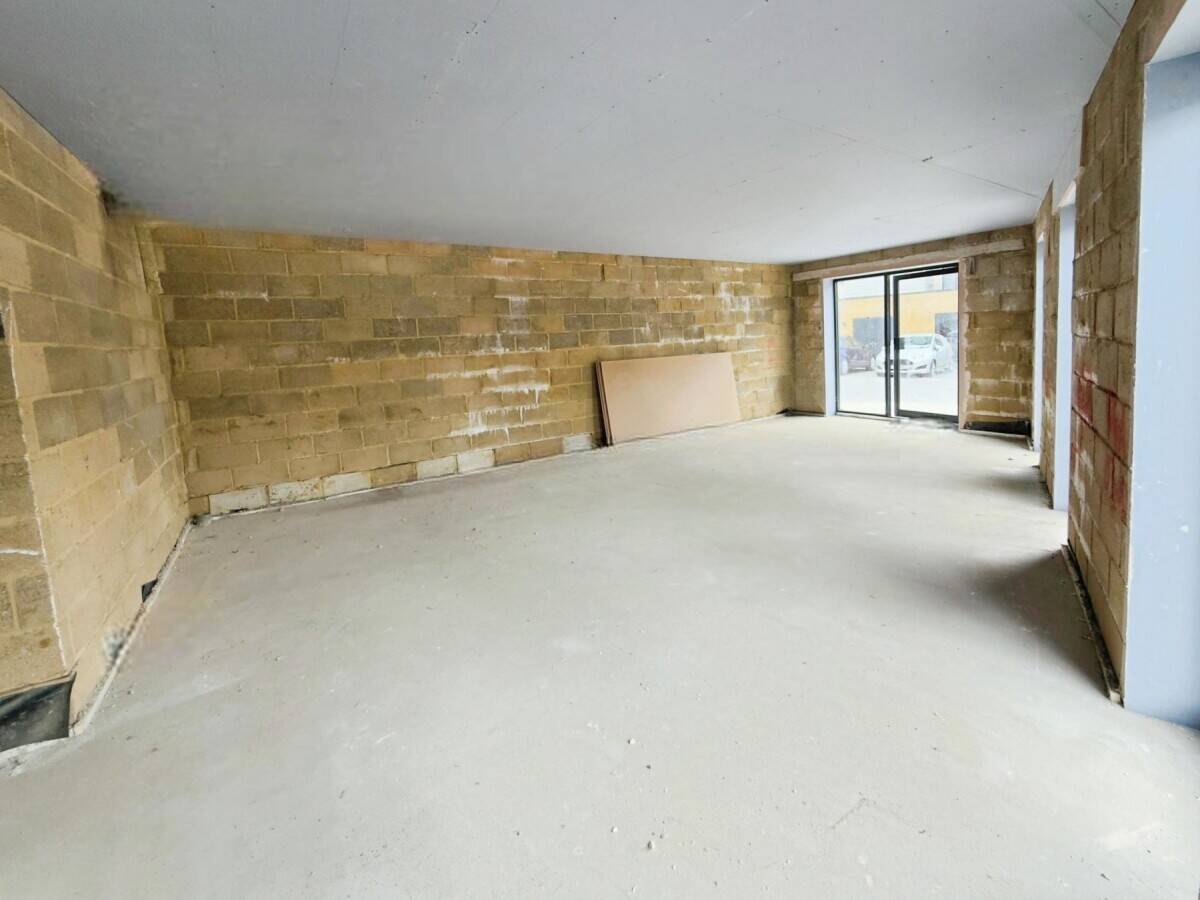Ground-floor commercial unit for sale in Rayleigh with versatile space and parking availability. Photo 8
