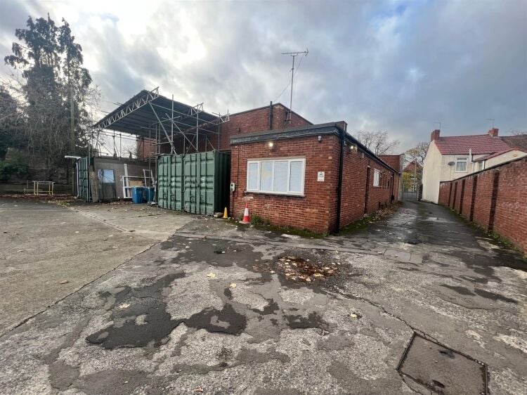 Large showroom for sale in Mangotsfield, Bristol with parking and enclosed yard space Photo 8