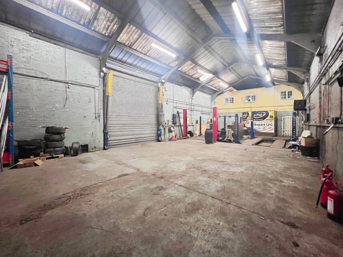 Garage Workshop Available in West Bromwich with Two Ramps and Immediate Access Photo 8