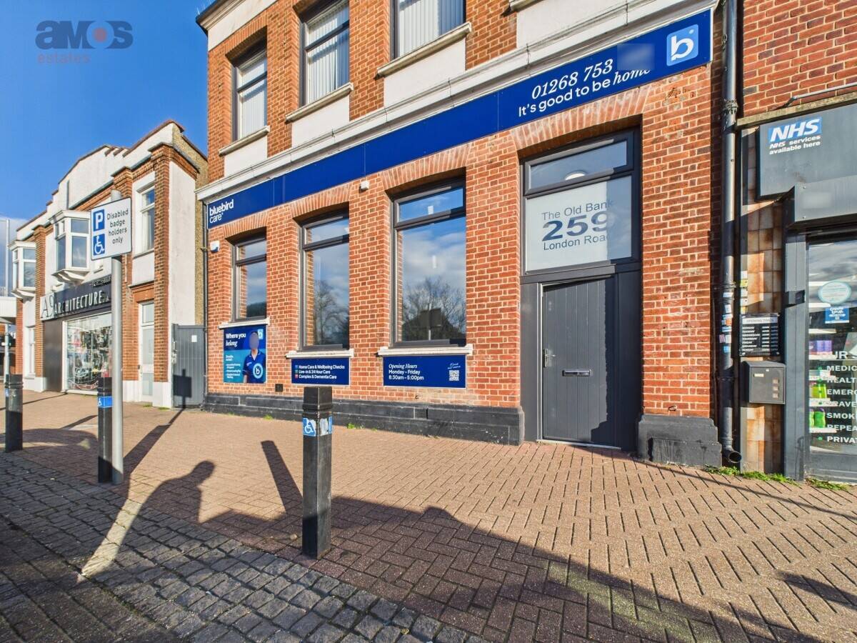 Mixed-use building for sale in Hadleigh Essex with three residential units and a commercial space. Photo 8