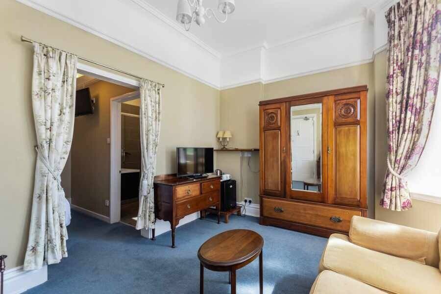 7-Bedroom Manor for Sale in Looe Cornwall with Scenic Views and Owner's Cottage Photo 8