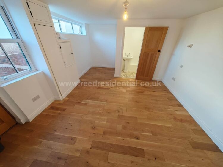 Mixed-use coach house with apartment and studios in Westcliff on Sea Essex for sale Photo 8