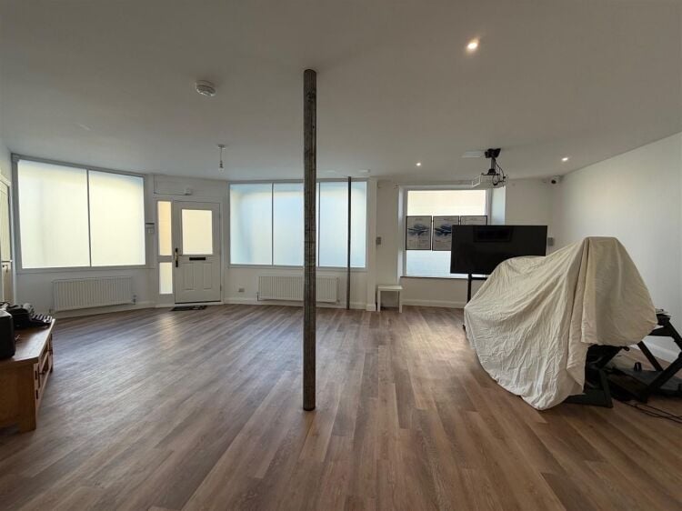 Versatile 1,400 ft² studio space for sale in Bristol with gym and garden amenities Photo 8