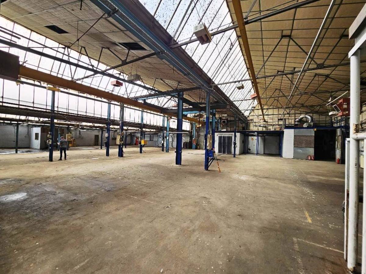 Freehold 16,000 sq. ft. industrial premises with crane in South East Essex complex Photo 8