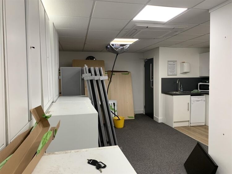 Industrial unit for sale in Bristol, approximately 8,000 sq ft with warehouse and office space. Photo 8