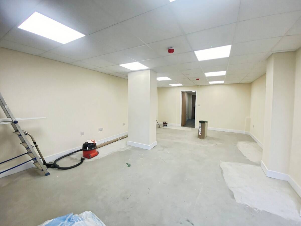 Refurbished E-Class Unit For Sale in Tilehurst, Reading, Berkshire on Busy Parade Photo 8