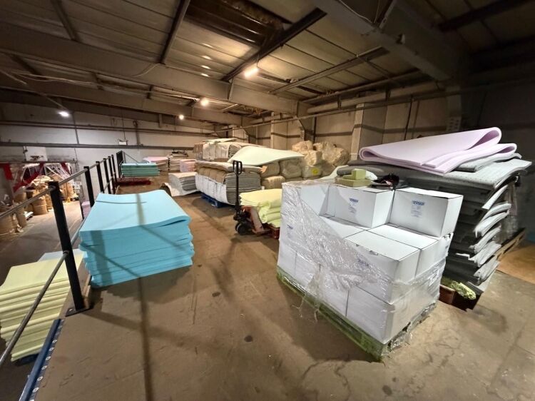 Large industrial unit with office space in Bristol, 11,675 ft² plus 1,700 ft² mezzanine available  Photo 8