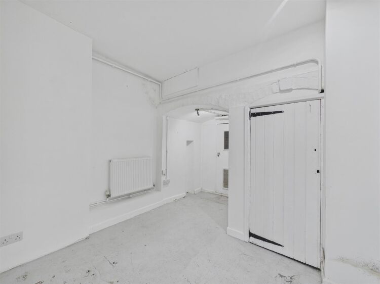 Vacant ground floor shop office studio in Bristol on Cheltenham Road with modern amenities Photo 8