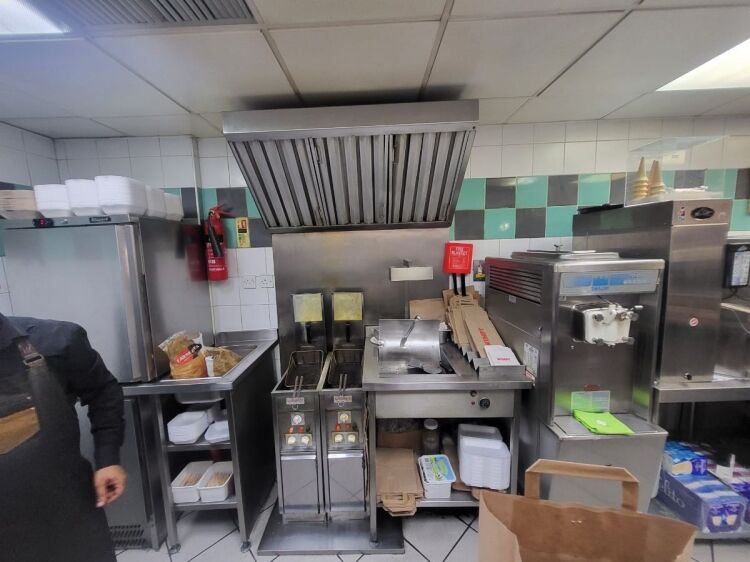Franchise Fast Food Business for Sale in South London with High Visibility and Foot Traffic Photo 8